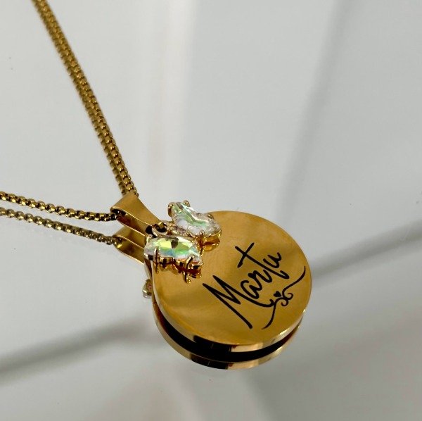 Producto - COLLAR DORADO MEDALLA 22MM CON DIJE MARIPOSA