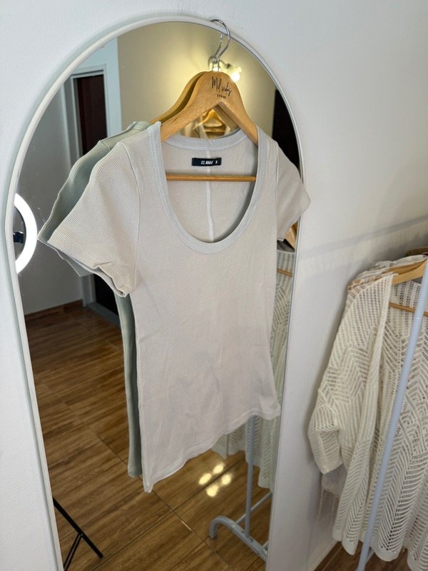 Producto - Remera Mikah St Marie verde hueso morley