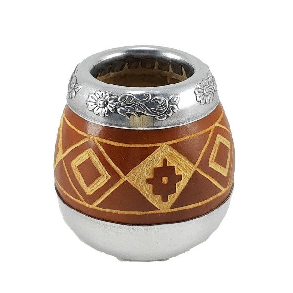 Producto - Mate de calabaza teñido y tallado, con virola labrada y base FERPA