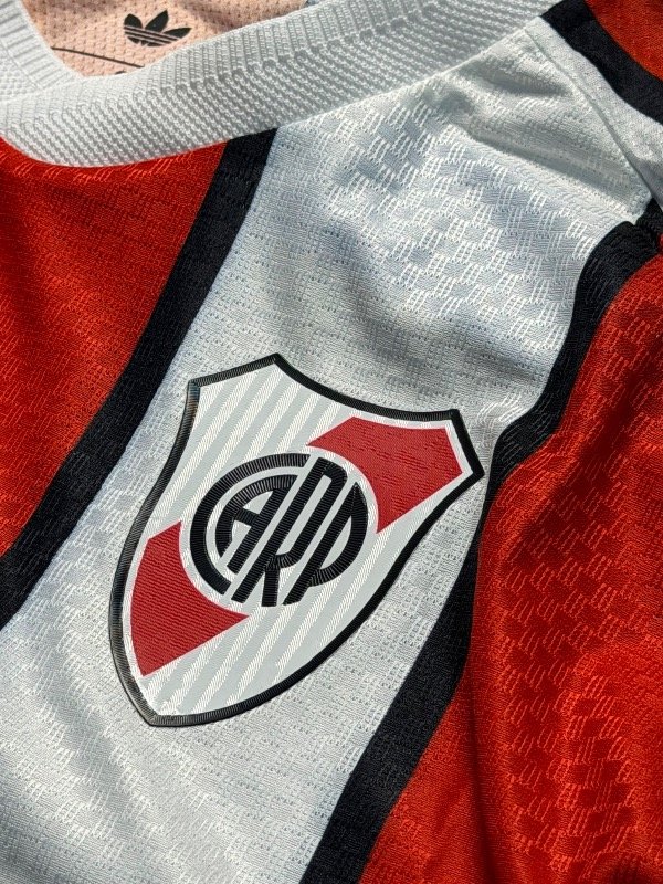 Producto - CAMISETA IMPORTADA VERSIÓN JUGADOR + OJOTAS - COMBO TRICOLOR - 1