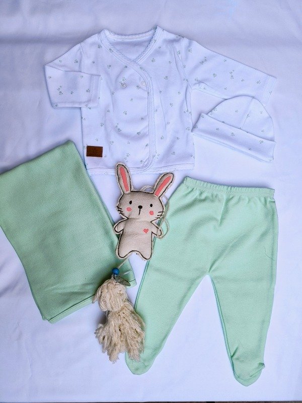 Producto - Set de nacimiento con mantilla UNISEX verde huellitas