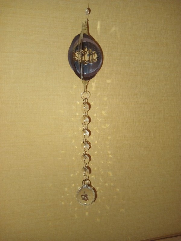 Producto - Giraviento chico con tira de caireles y esfera de cristal.