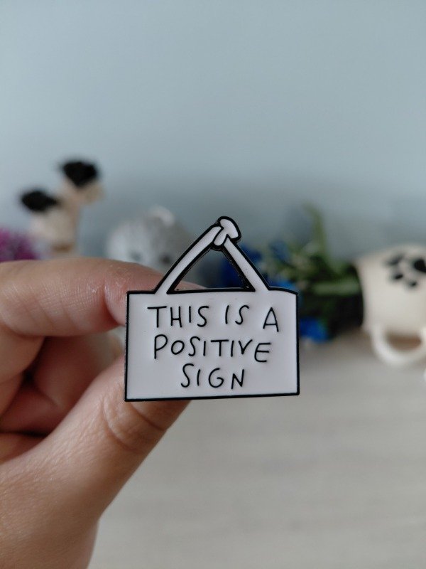 Producto - Pin metalizado - This is a positive sign #1555