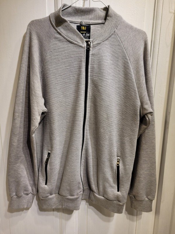 Producto - Buzo TRIBU DE JAH gris con cierre Talle XL - PRECIO: 44X