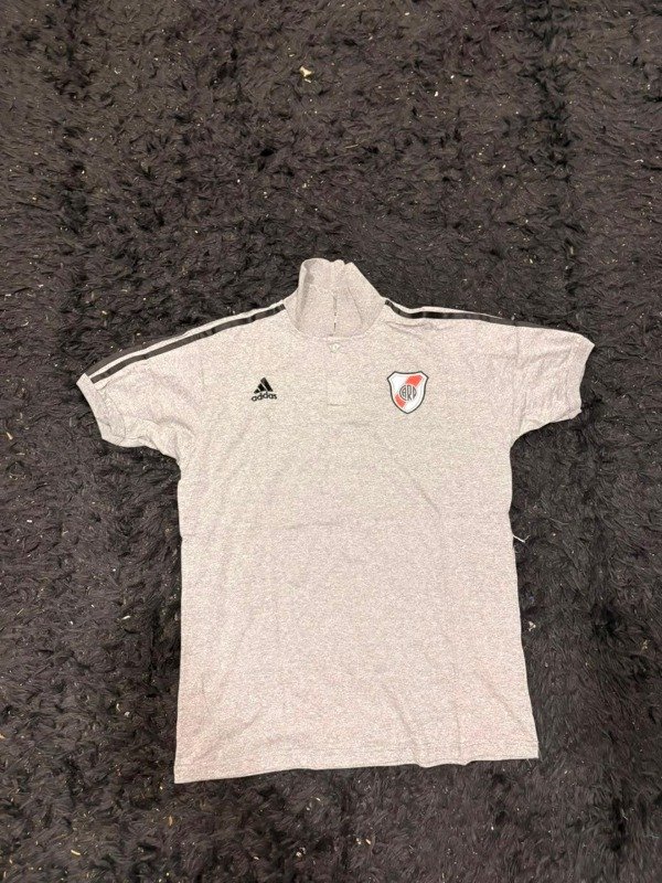 Producto - CHOMBA RIVER PLATE GRIS