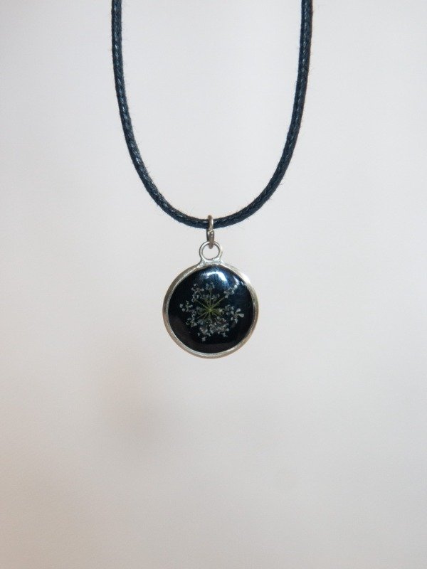 Producto - Mini dije cicuta negro