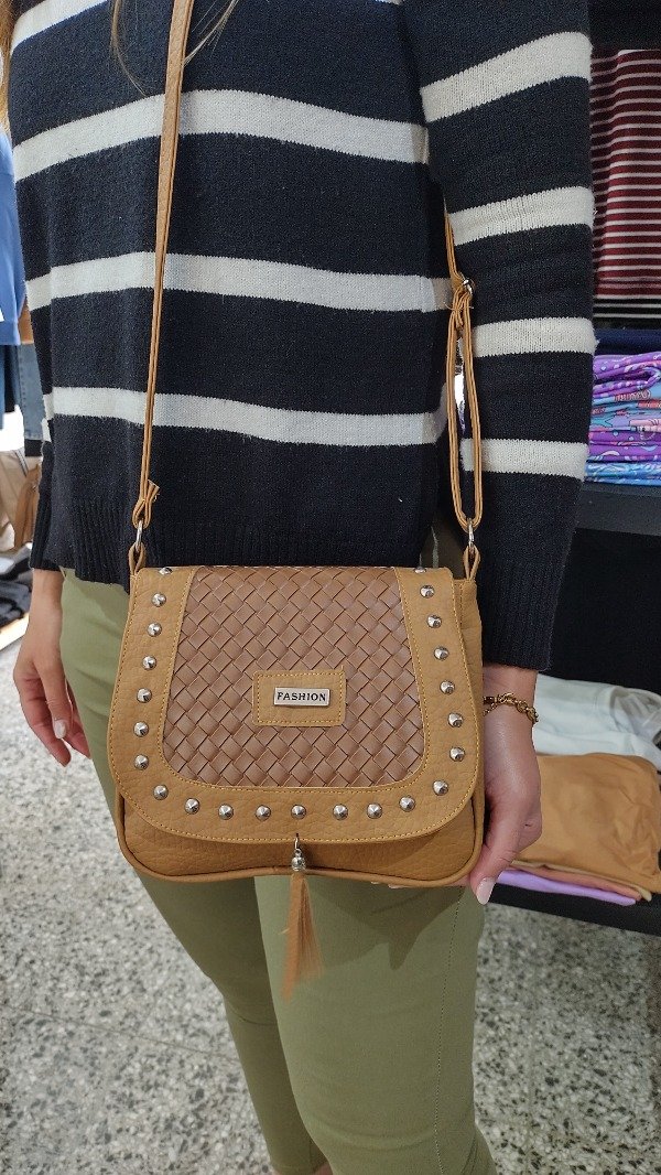 Producto - Cartera ecocuero marrón con tachas