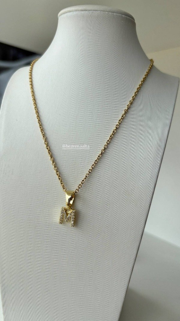 Producto - Collar con inicial acero dorado strass
