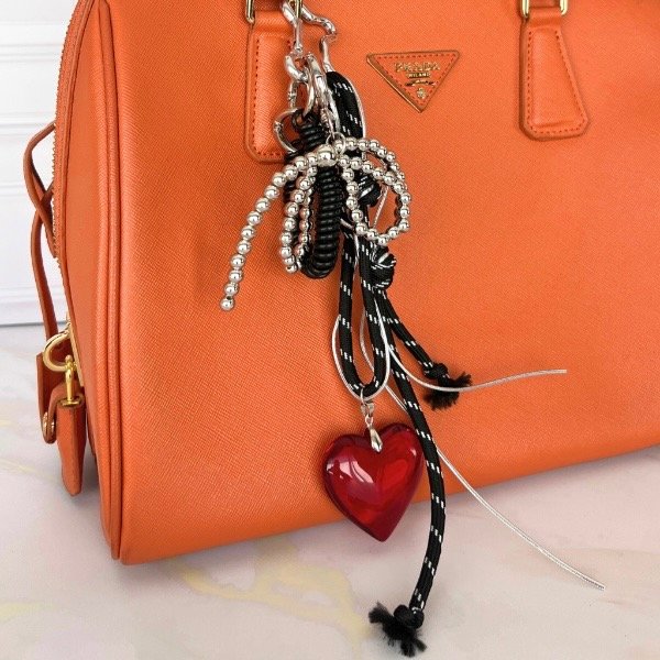Producto - Llavero con charms para cartera con moño y corazón
