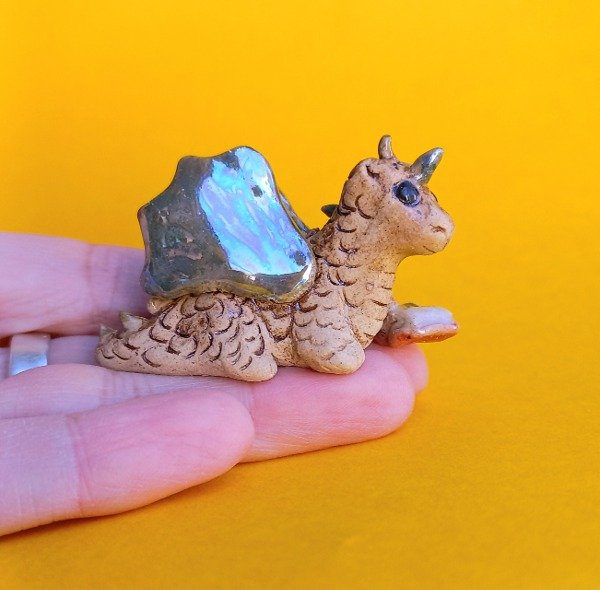 Producto - Dragona lectora mini (nacarada)