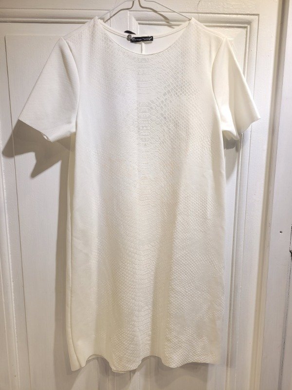 Producto - Vestido ZARA blanco con textura reptil Talle S - PRECIO: 60X