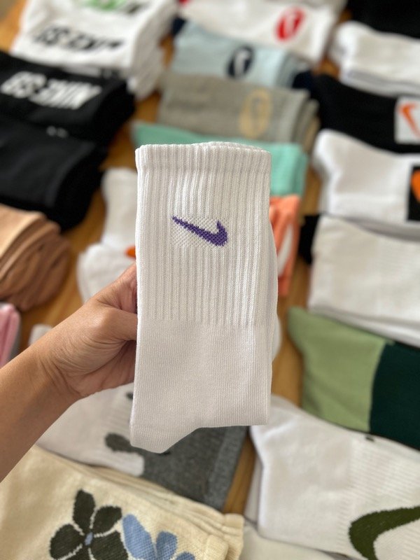 Producto - NIKE BLANCA PIPA VIOLETA CON TOALLA EN TALON Y PUNTA EXC