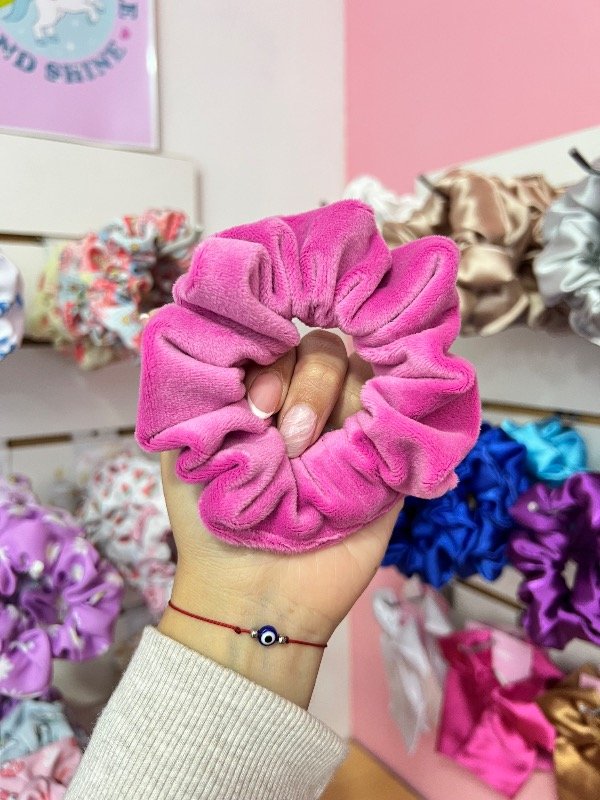 Producto - SCRUNCHIE PLUSH FUCSIA