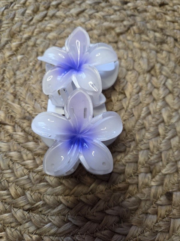 Producto - Broche mediano flor blanco y celeste por unidad