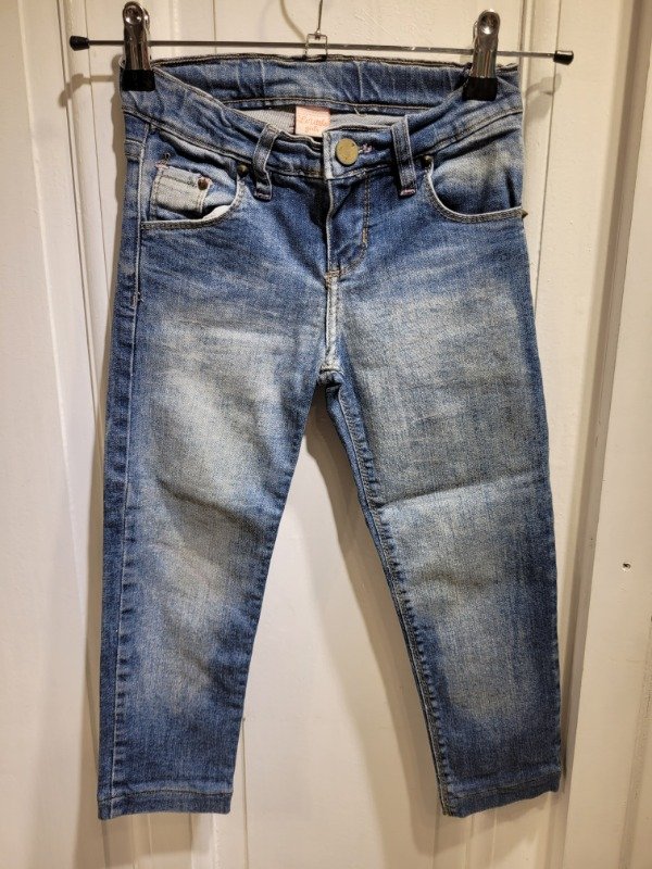 Producto - Jean LE UTTHE azul con bordado atrás Talle 6 años - PRECIO: 6X