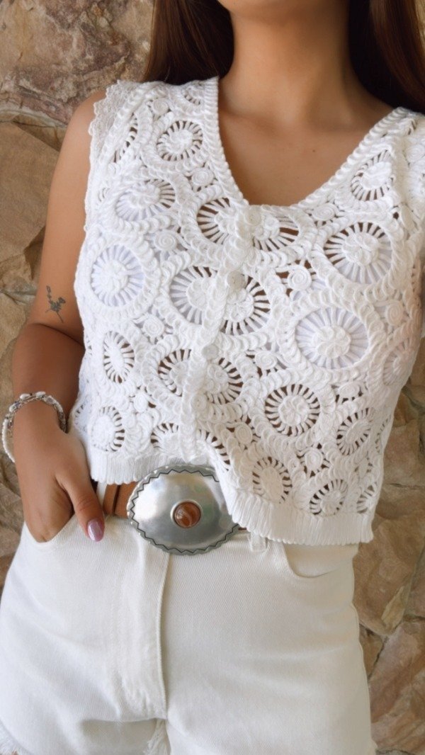 Producto - CHALECO TEJIDO DE CROCHET CON BRODERI EN MANGAS