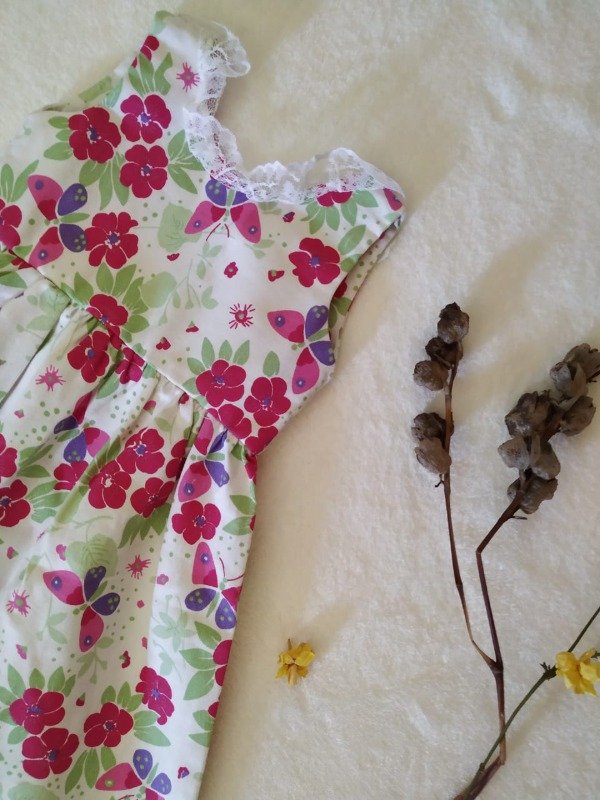 Producto - Vestido Doris, estampado flores y mariposas fucsia y verde. - 1