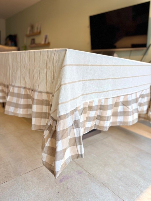 Producto - Mantel Tusor crudo con volados en picnic arena
