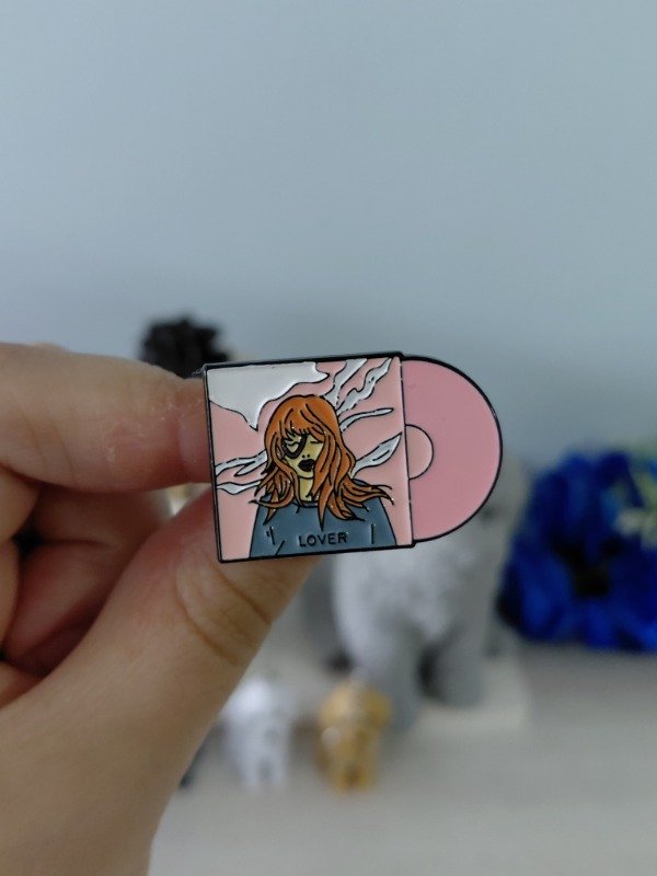 Producto - Pin metalizado - Taylor Swift "Lover" #2547