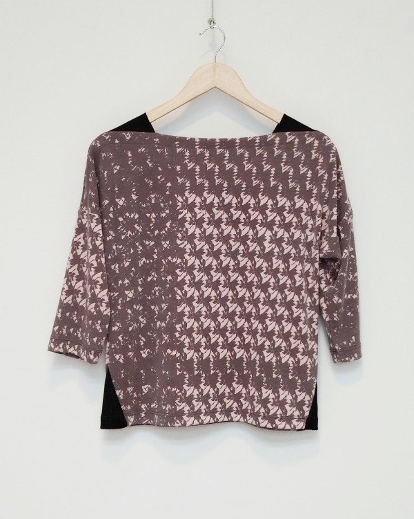 Producto - Remera Roma -estampa Red en rosa pálido y gris-