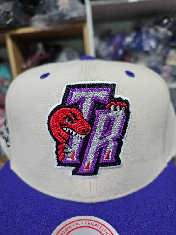 Toronto Raptors vintage logo cream snapback — imagen 2