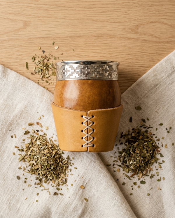 Producto - Mate Criollo Imperial Con base de cuero crudo y virola de alpaca - 6