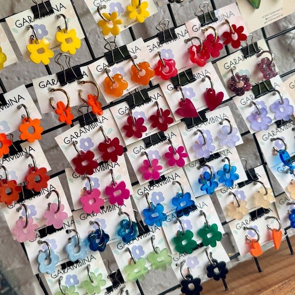 Producto - Argollita flores (ENVIAR WHASTAPP CONSULTANDO COLORES DISPONIBLES)