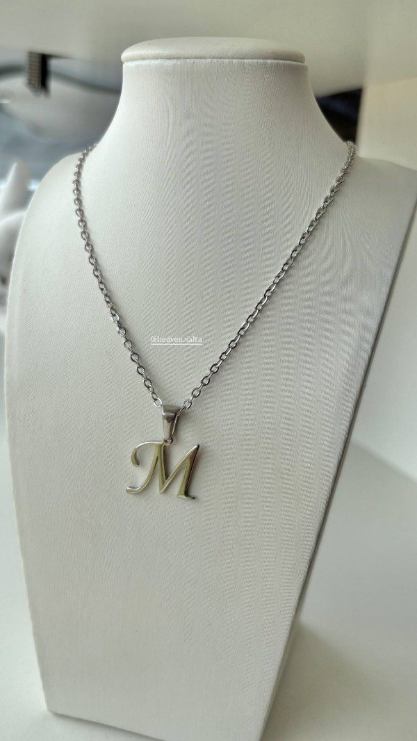 Producto - Collar inical cursiva acero plateado