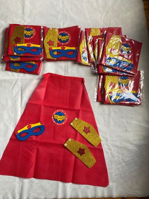 Producto - Antifaz capa y brazalete de mujer maravilla