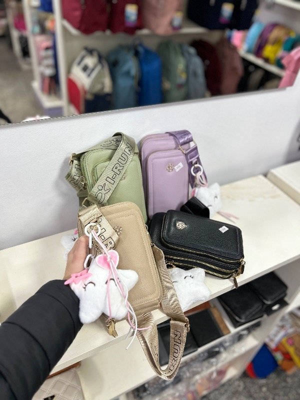 Producto - Cartera bandolera con llavero de peluche estrella