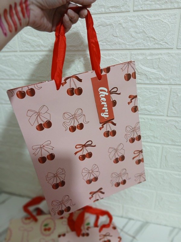 Producto - Bolsas de Regalo Medianas Estampa Cerezas y Moños estilo Coquette - 1