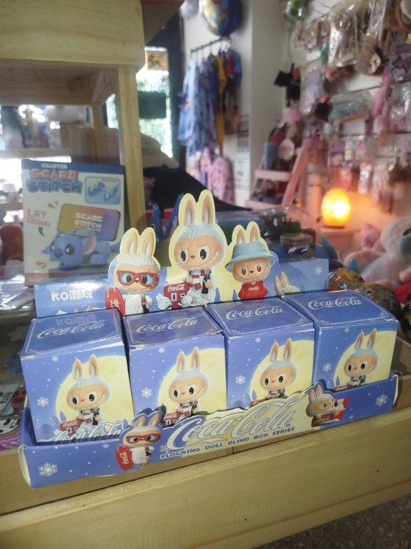 Producto - Labubu de felpa caja mini edición coca cola