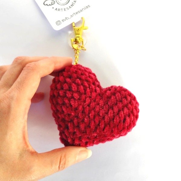 Producto - Llavero corazón rojo grande tejido chenille amigurumi