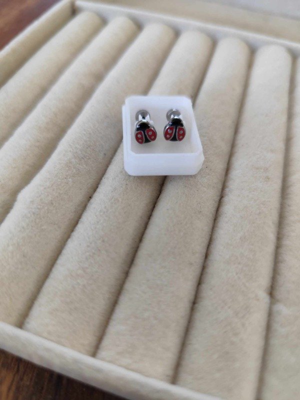 Producto - Aro abridor vaquita roja. Acero quirúrgico.