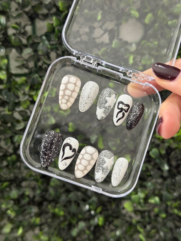 Producto - Uñas Black y White
