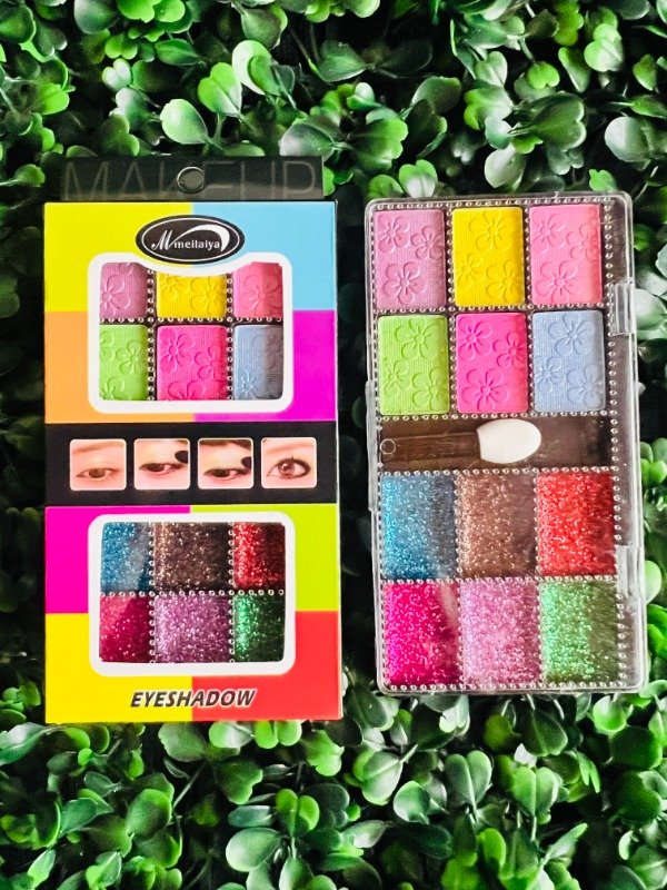 Producto - mini paleta de sombras, mitad satinadas y mitad glitters
