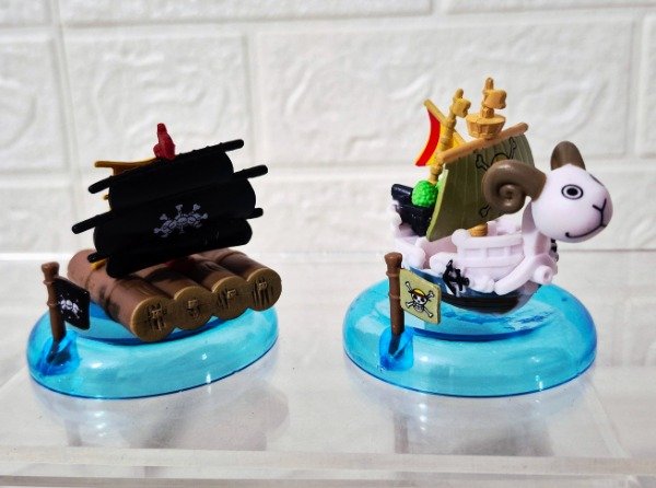 Producto - Figuras Barcos Set x 2 One Piece Thousand Sunny y Barbanegra  4 cm
