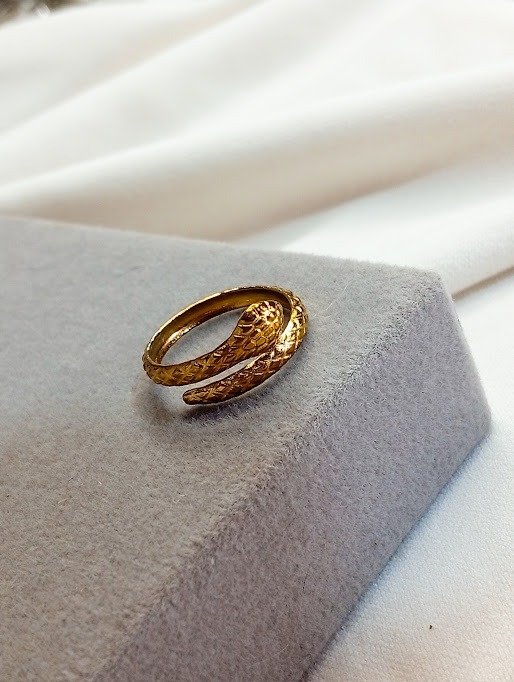 Producto - Anillo regulable serpiente labrada - Acero dorado