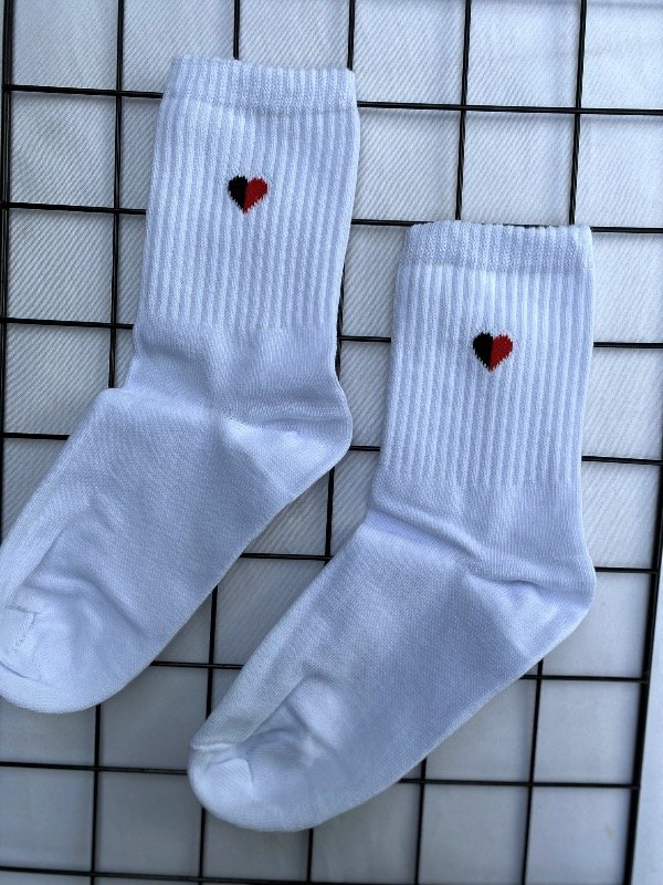 Producto - Medias 3/4, blancas con corazón negro y rojo
