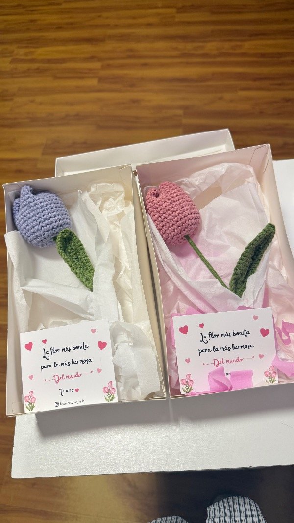 Producto - Box con tulipán tejido - no incluye accesorios, debes elegirlos por separado