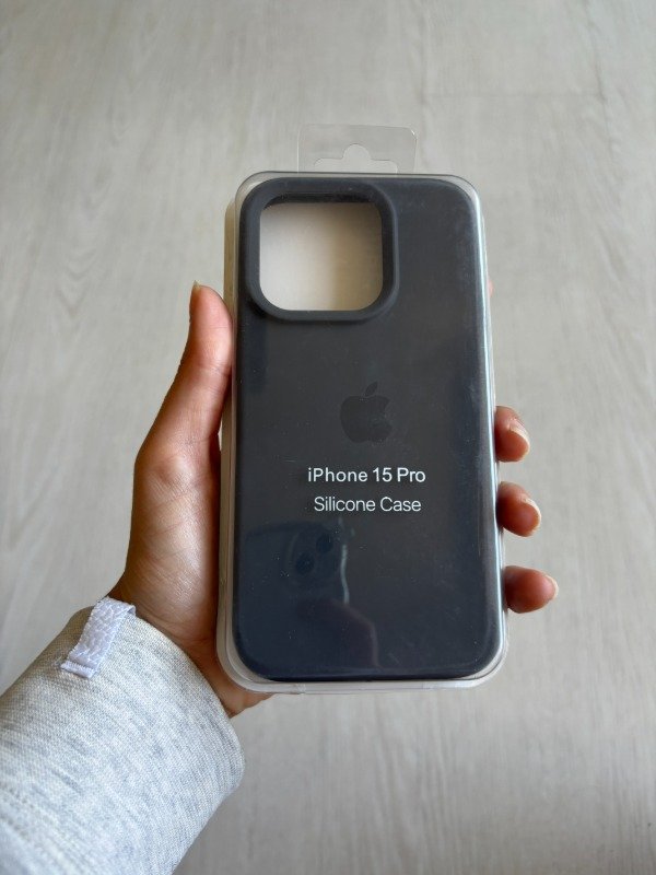 Producto - Silicone Gris Oscuro Manzana Negra Iphone 15 Pro