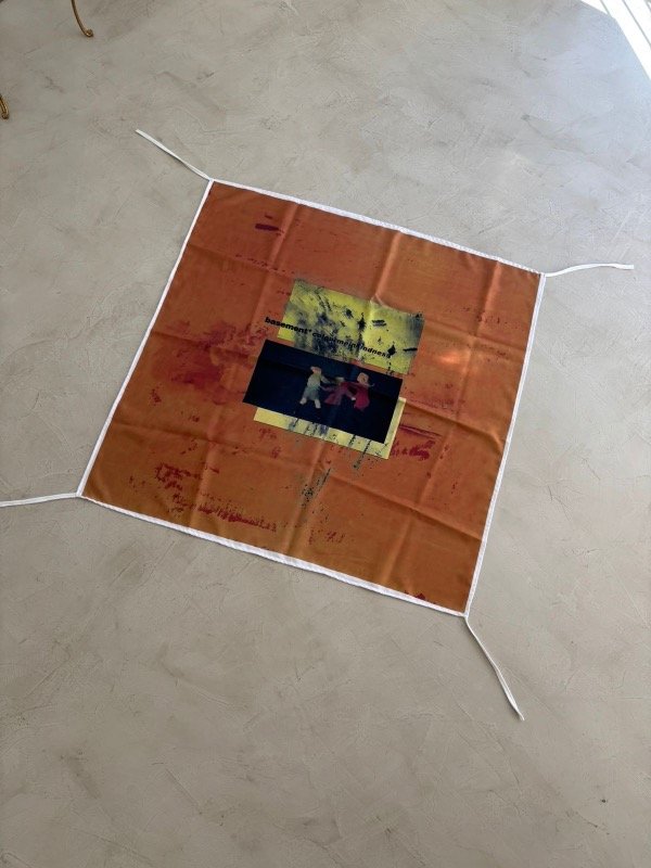 Producto - Bandera Basement - wall flag - colourmeinkindness