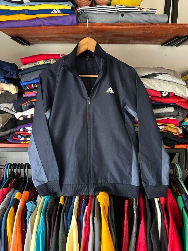 Producto - campera deportiva Adidas azul oscura y gris. Talle XS