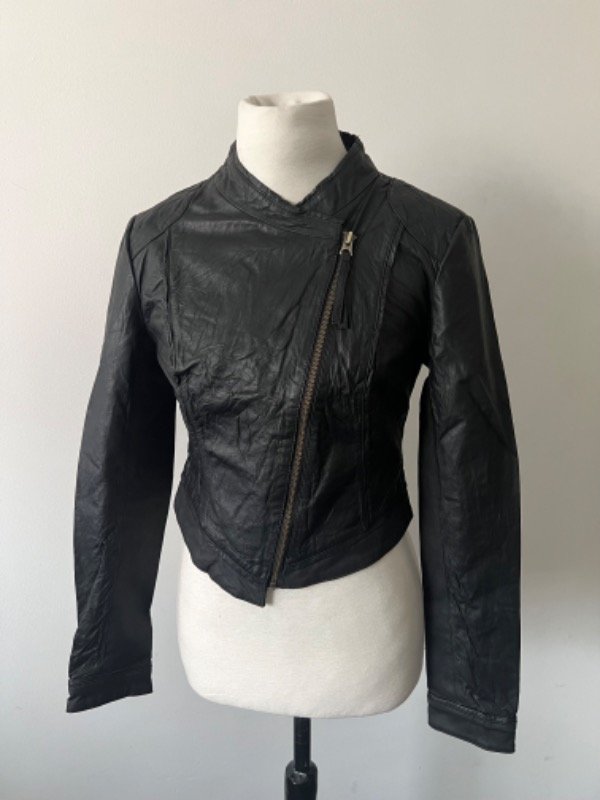 Producto - Campera cuero 0ff Duty negra