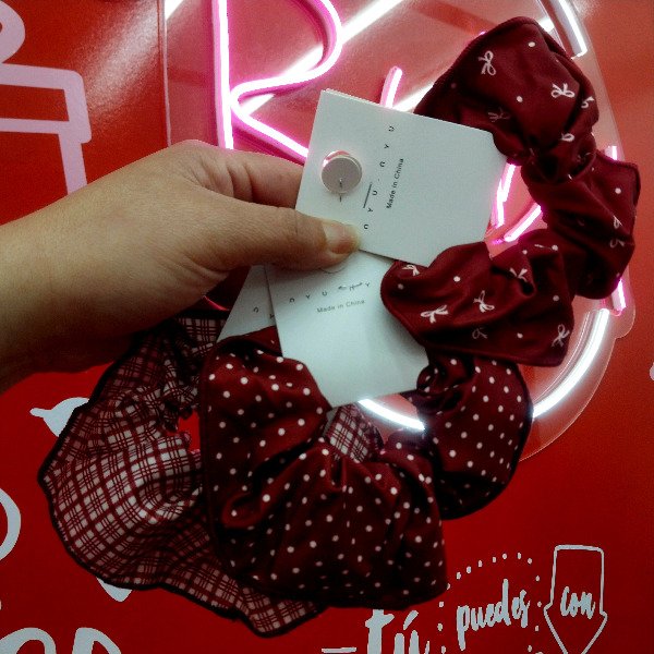 Producto - Scrunchies bordo con estampas