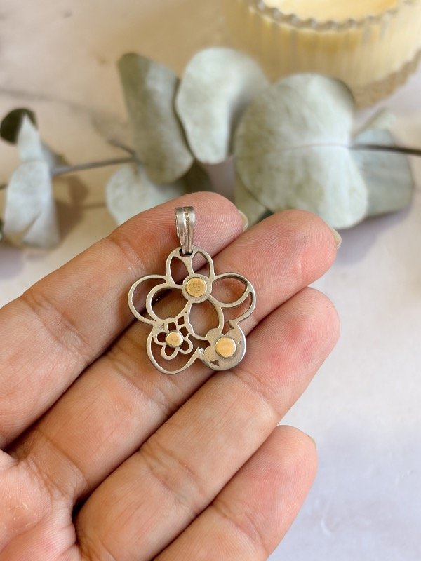 Producto - Dije Flores calado 25mm