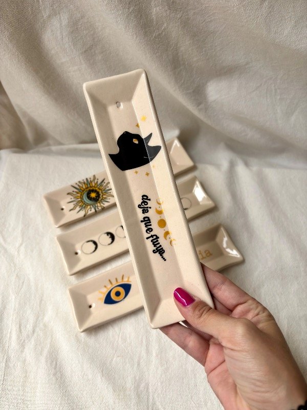 Producto - Portasahumerio tablita gato negro con ciclo lunar dorado y frase Deja que fluya