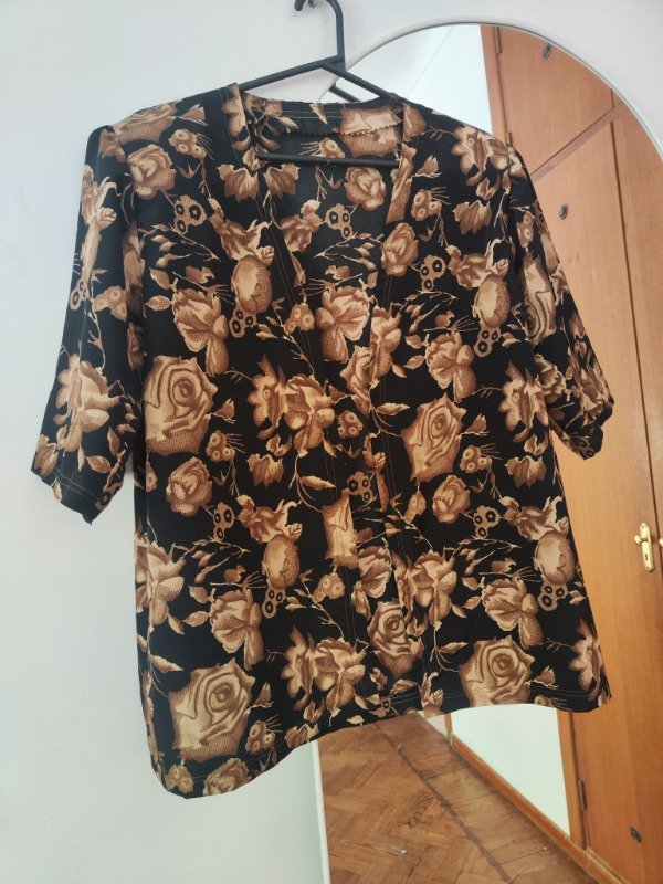 Conjunto negro con flores marrones — imagen 2