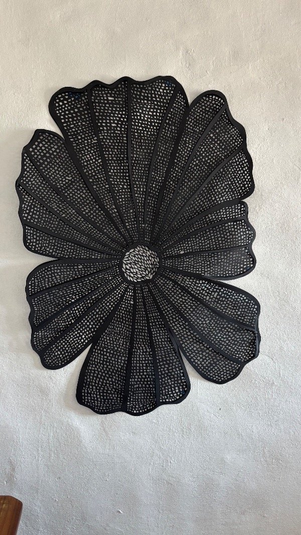 Producto - Flor negra calada a mano 80 x 100 cm