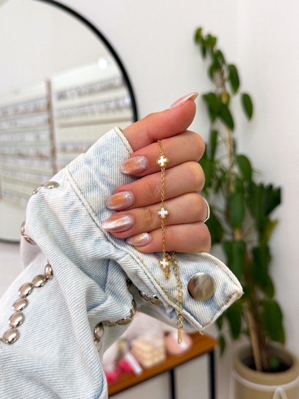 Producto - Pulsera acero dorado mini tréboles blancos